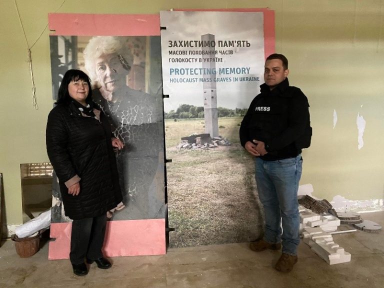 Ludmila Mishchenko, director of the Museum of Local History in Ochtyrka (Sumy region) and participant of the project »Network Remembrance« in front of the saved exhibition.