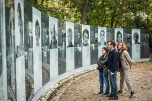 Neue Ergänzungsaustellung Zehn Jahre Denkmal für die im Nationalsozialismus ermordeten Sinti und Roma Europas © Stiftung Denkmal Foto Marko Priske