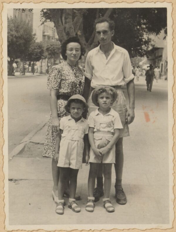 Walter, Leonie und die Kinder Michael und Uri 1949 in Tel Aviv © Jüdisches Museum Berlin, Schenkung Leonie und Walter Frankenstein