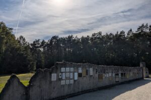 Erinnerungswand im ehemaligen Waldlager des Vernichtungslagers Kulmhof