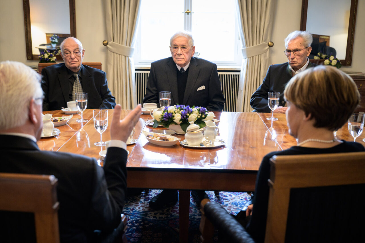 Berlin, 27. Januar 2020: Gespräch der Überlebenden Pavel Taussig, Peter Johann Gardosch und Hermann Höllenreiner mit Bundespräsident Frank-Walter Steinmeier und Elke Büdenbender im Schloss Bellevue © Presse- und Informationsamt der Bundesregierung/ Sandra Steins