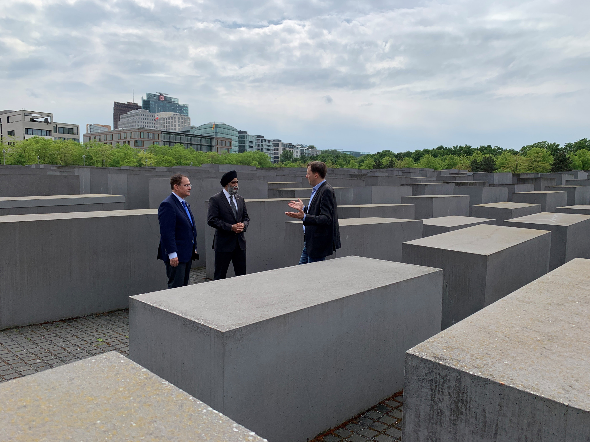 Harjit S. Sajjan, kanadischer Entwicklungsminister, besucht Holocaust-Denkmal