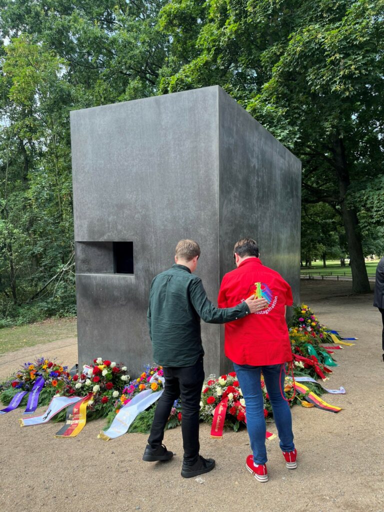 Gedenken am Homosexuellen-Denkmal © Stiftung Denkmal