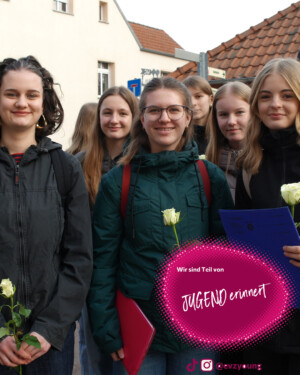 Schülerinnen und Schüler der AG »Kriegsgräber« bei der Gedenkveranstaltung in Wesenberg. Foto: Falk Bersch