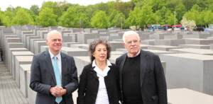 Bundestagspräsident Prof. Dr. Norbert Lammert, Lea Rosh, Vorsitzende des Förderkreises und Initiatorin des Denkmals, Prof. Peter Eisenman, Architekt des Denkmals, nach der Pressekonferenz im Stelenfeld des Denkmals © Stiftung Denkmal