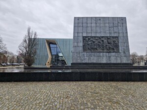 Warschau:Museum der Geschichte der polnischen Juden mit dem Denkmal der Helden des Warschauer Ghettos im Vordergrund