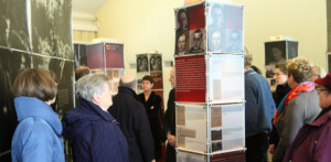Besucher in der Ausstellung