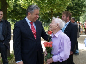 Rudolf Brazda und Klaus Wowereit © Stiftung Denkmal