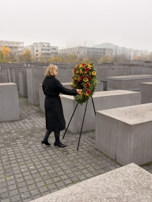 Dr. h. c. Katharina von Schnurbein, Beauftragte der Bundesregierung für jüdisches Leben in Deutschland und den Kampf gegen Antisemitismus gedenkt am Holocaust-Denkmal in Berlin © Stiftung Denkmal