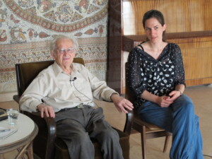 Jerusalem, Mai 2012: Teresa Schäfer und Yehuda Bacon vor dem Interview im Versammlungsraum der Erlöserkirche.