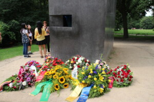 Kranzniederlegung am Denkmal für die im Nationalsozialismus verfolgten Homosexuellen