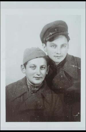 Jack (Idel) Kagan und Tevele Niankowski kurz nach der Befreiung, 1944, © Jack Kagan
