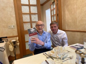 Uwe und Edward mit Buch
